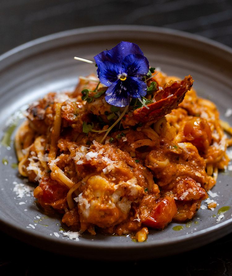 Considered à la carte plates